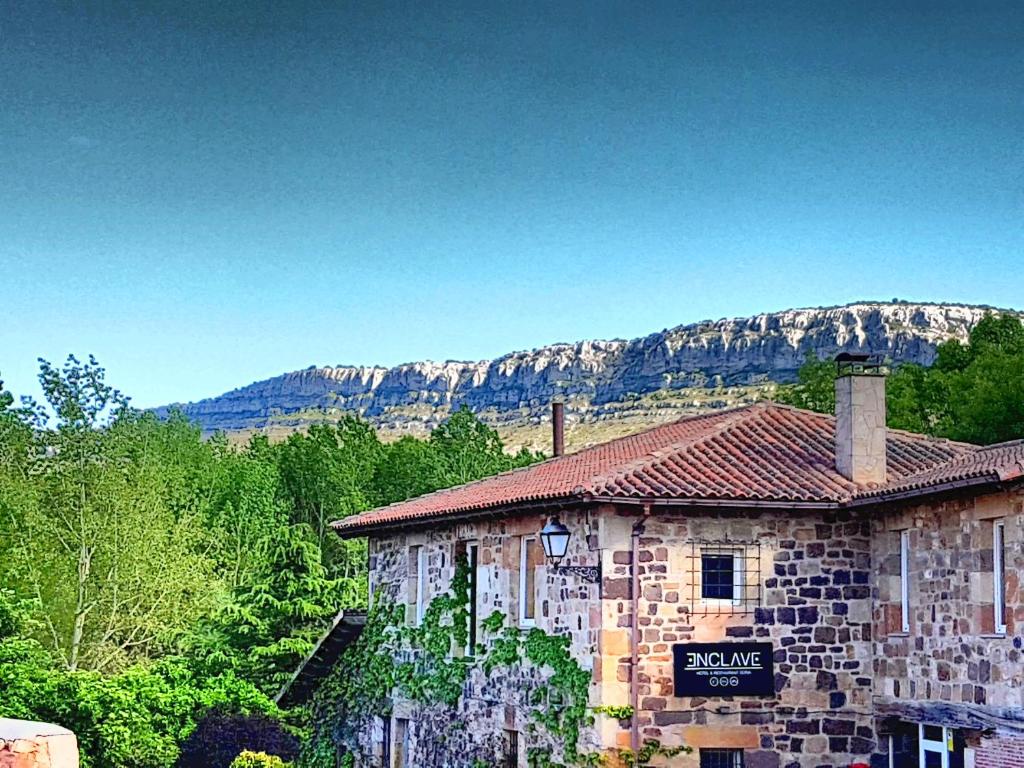 un edificio con un cartel con montañas en el fondo en Enclave Soria, en Herreros