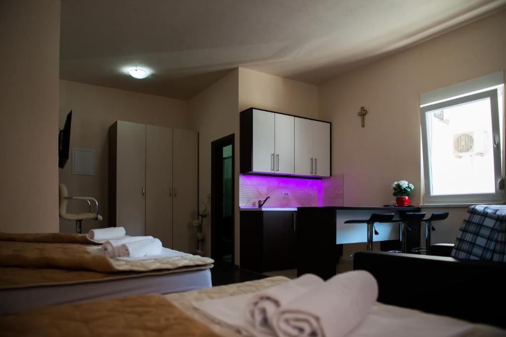 una sala de estar con una luz morada en una encimera en Apartments Dujmović, en Međugorje