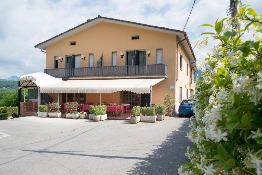 a building with a patio and a balcony at Hotel Tre Castelli in Gallicano