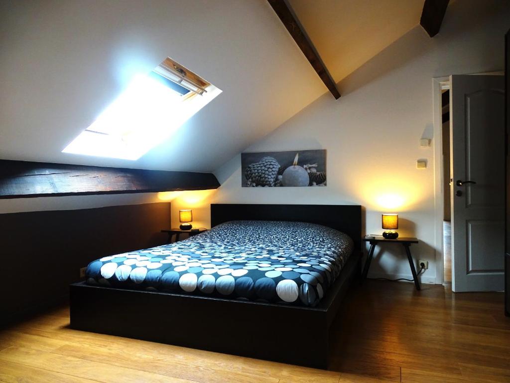 1 dormitorio con 1 cama en una habitación en L'Entre ciel et Meuse en Dinant