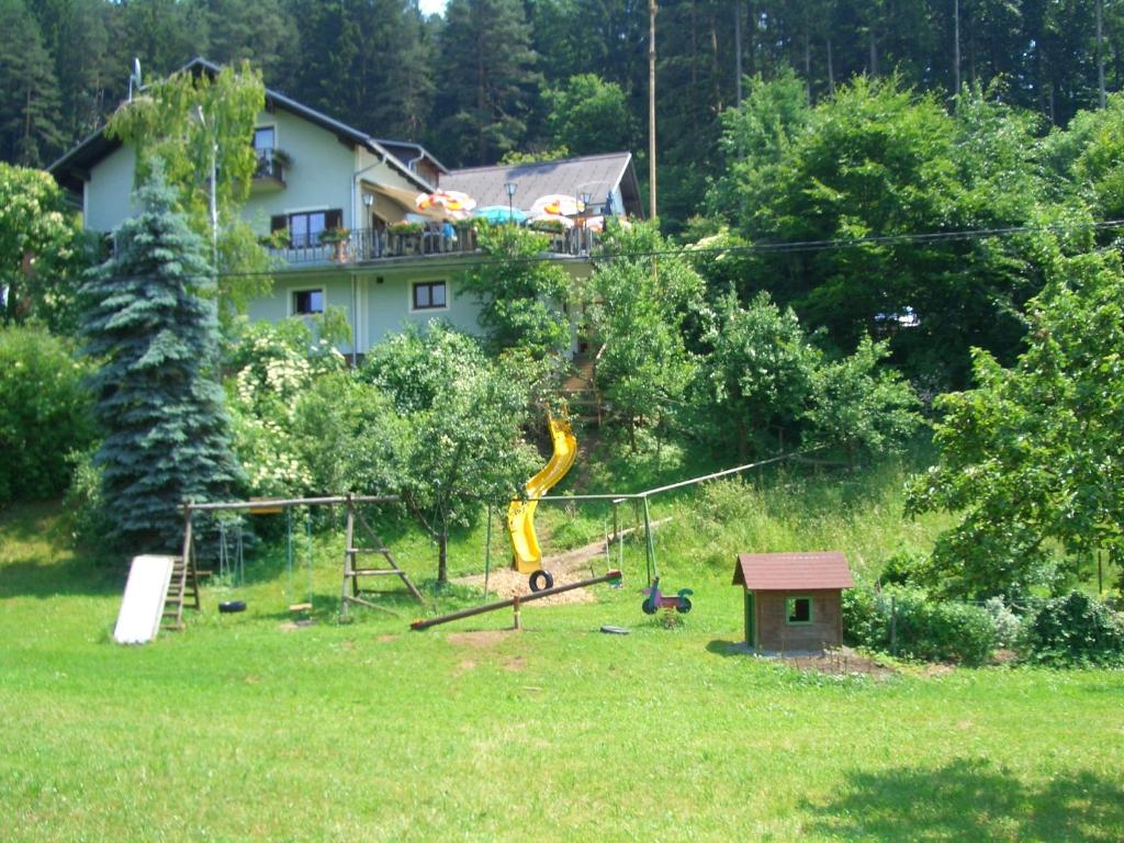Garden sa labas ng Gasthaus - Gästehaus Schusterbauer