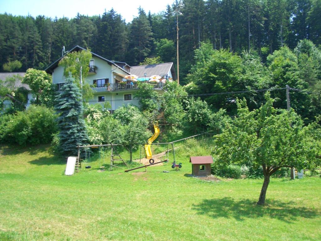 Garden sa labas ng Gasthaus - Gästehaus Schusterbauer