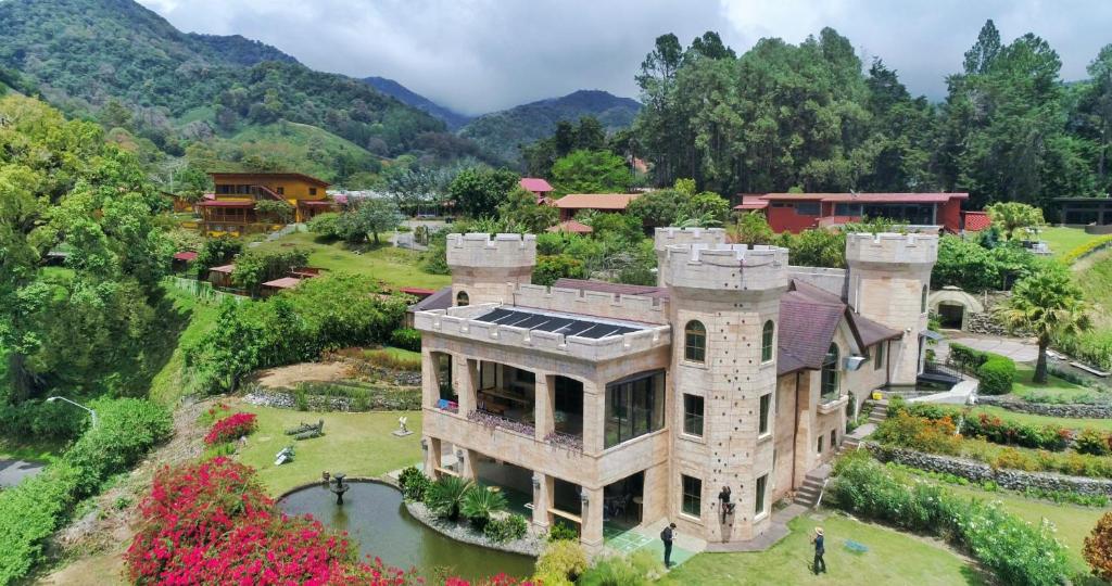 una vista aérea de una casa con jardín en Bambuda Castle en Boquete