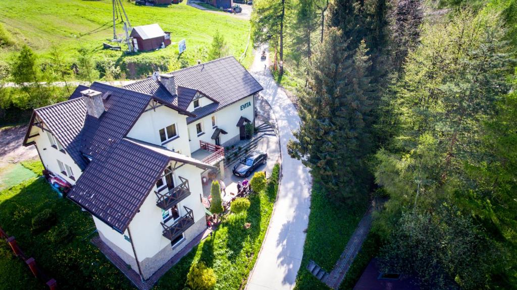 an overhead view of a large house with cars parked outside at Ośrodek Wypoczynkowy Evita in Krynica Zdrój