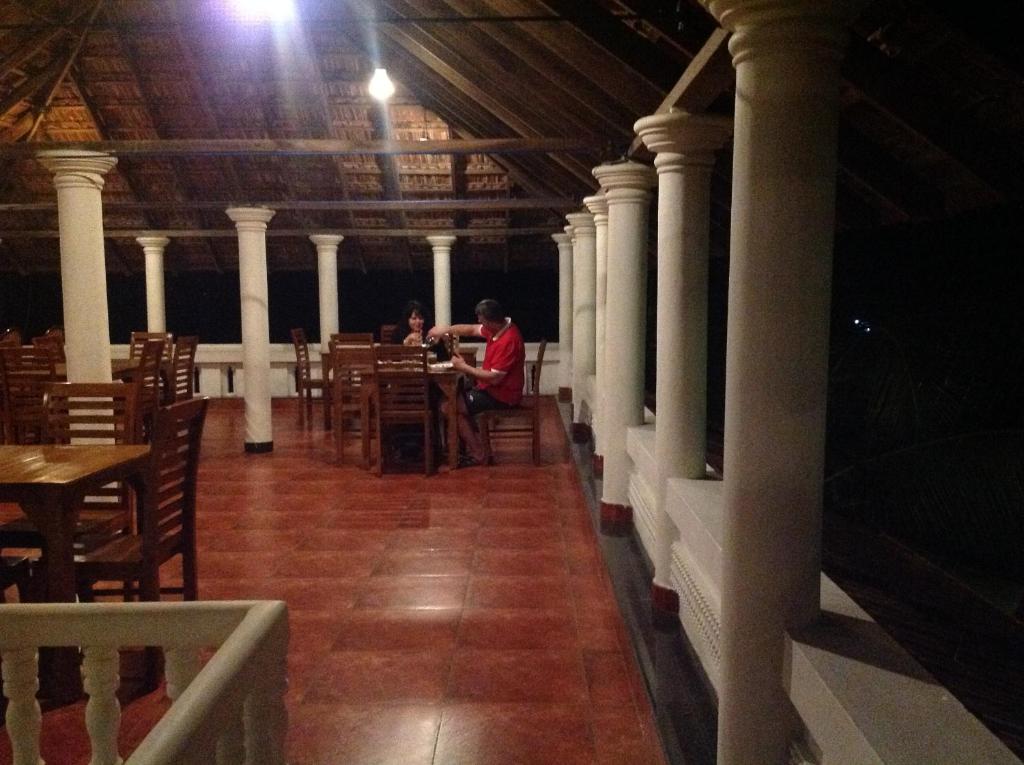 Restaurace v ubytování Cherai Onetree Retreat
