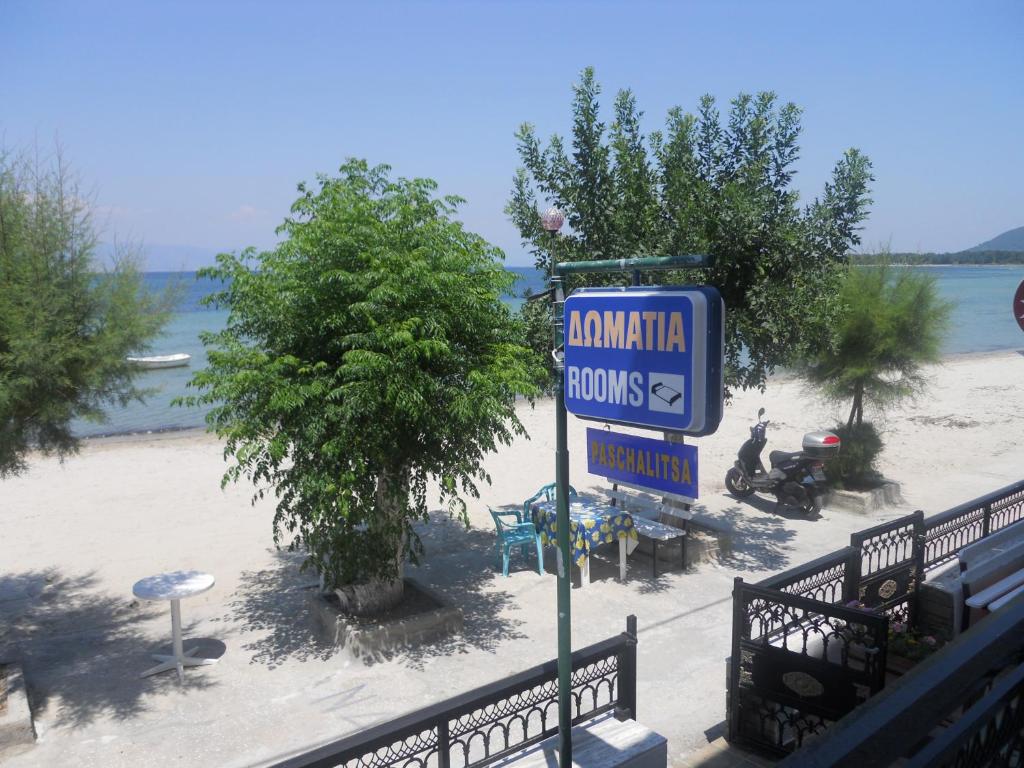 a street sign in front of a beach at Paschalitsa Rooms in Prinos