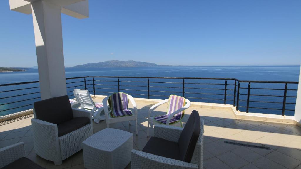 d'un balcon avec des chaises et une vue sur l'océan. dans l'établissement Viola Sea View Penthouse, à Saranda