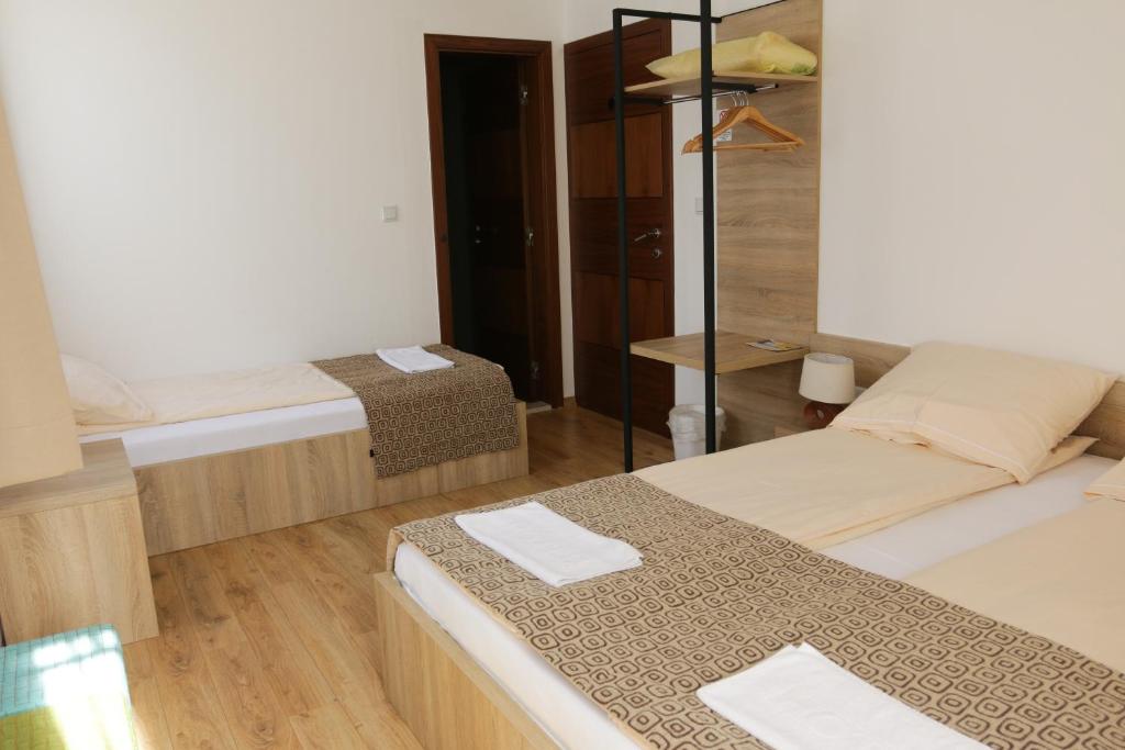 Postel nebo postele na pokoji v ubytování Hotel Logavina 8 Garage Parking