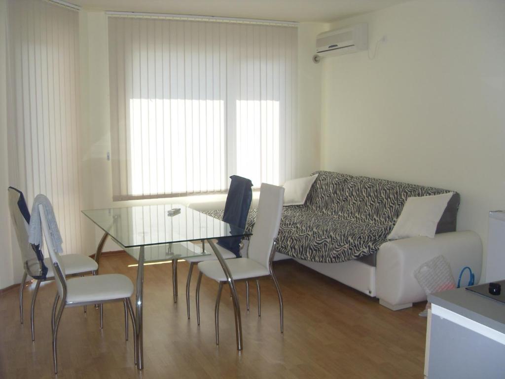 スヴェティ・ヴラスにあるNick's Apartment in Sviati Vlasのリビングルーム(テーブル、椅子、ソファ付)