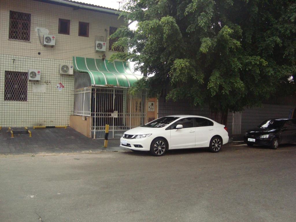 un coche blanco estacionado frente a un edificio en Pousada Vianna's, en Fortaleza