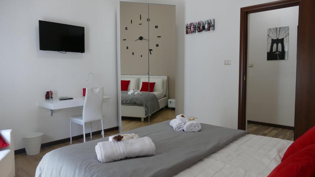 een slaapkamer met een bed met twee knuffels erop bij B&B Fusorario in Catania