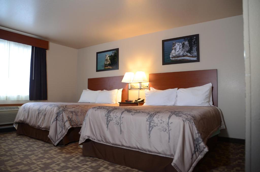 Säng eller sängar i ett rum på North Star Hotel Pictured Rocks