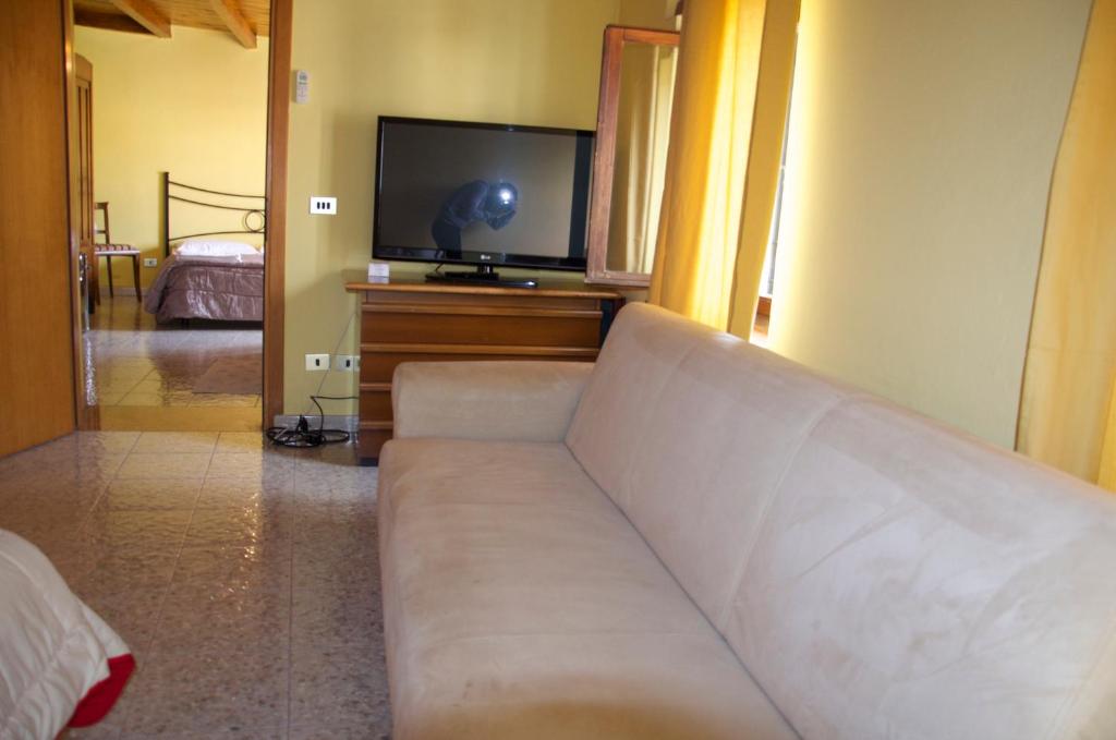 A television and/or entertainment centre at Locanda Al Centrale