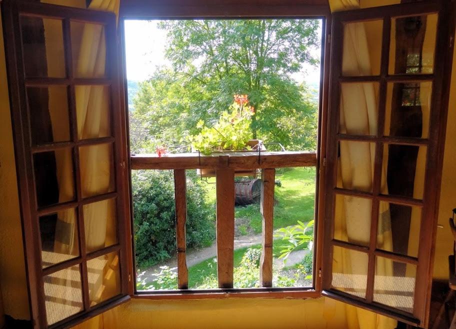 una ventana abierta con vistas al jardín en La Boursaie en Livarot
