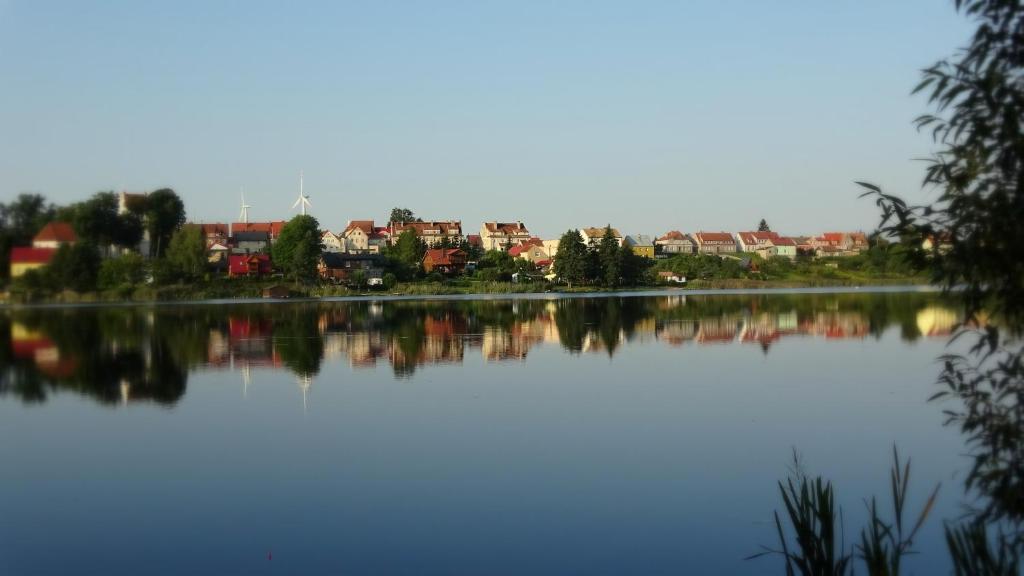 ビドミニにあるDomki Nad Jeziorem Wydmińskimの湖越しの街並み