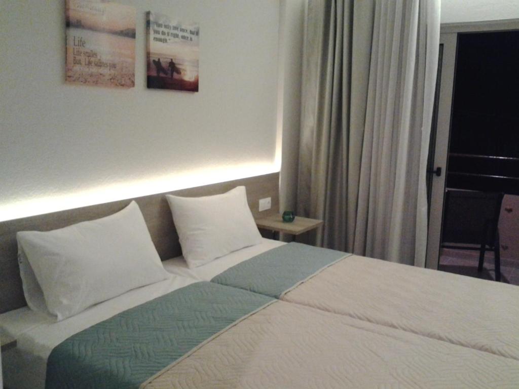 Postel nebo postele na pokoji v ubytování Lola's Hotel