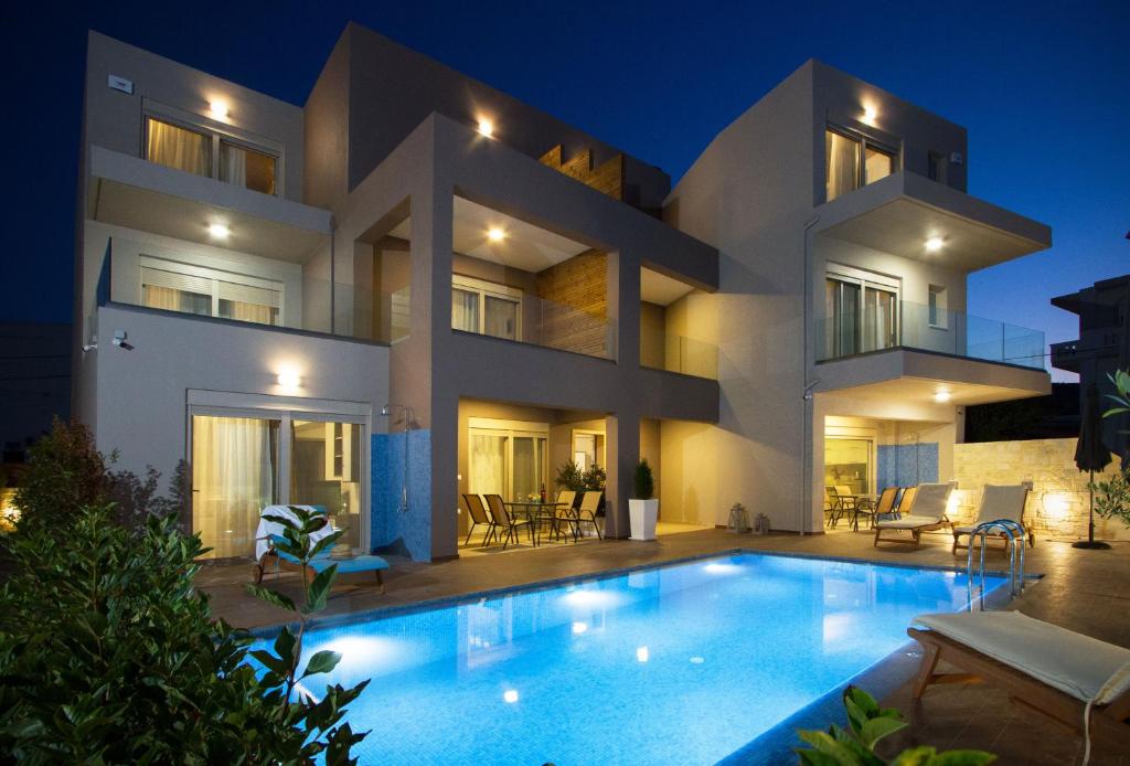 een villa met een zwembad in de nacht bij Enali Villas in Kissamos