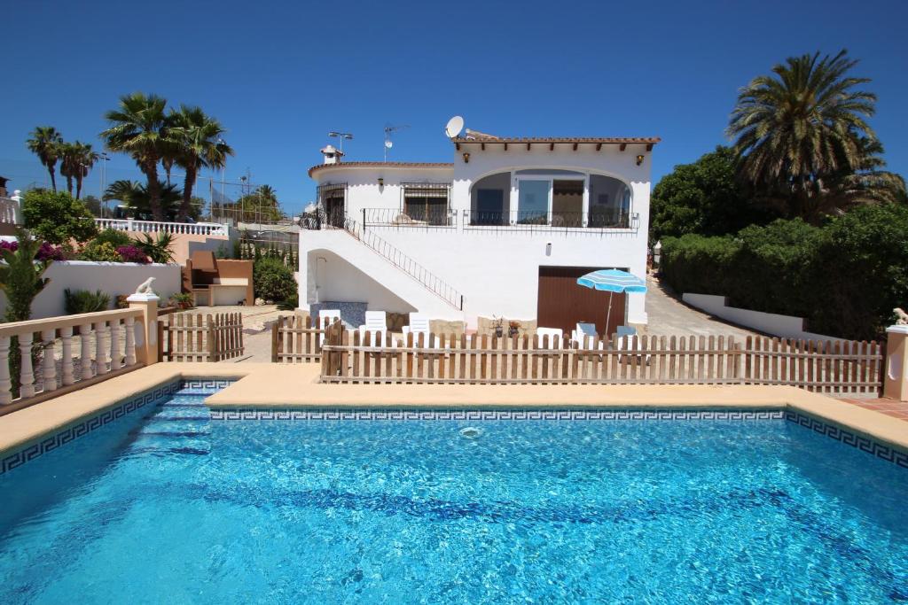 モライラにあるJuliasol - holiday home with private swimming pool in Morairaのヴィラ(家の前にスイミングプール付)