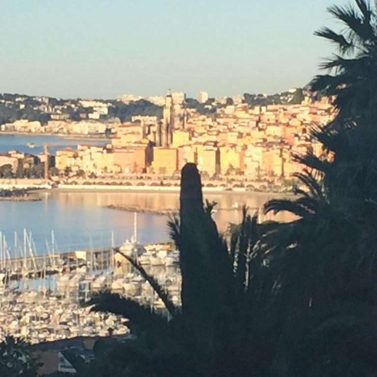 - une vue sur la ville, l'eau et les bâtiments dans l'établissement Villa Bellochio, à Menton