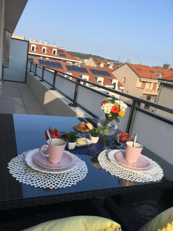 un tavolo con piatti di cibo e caffè su un balcone di Riviera Terrasse Nice a Nizza