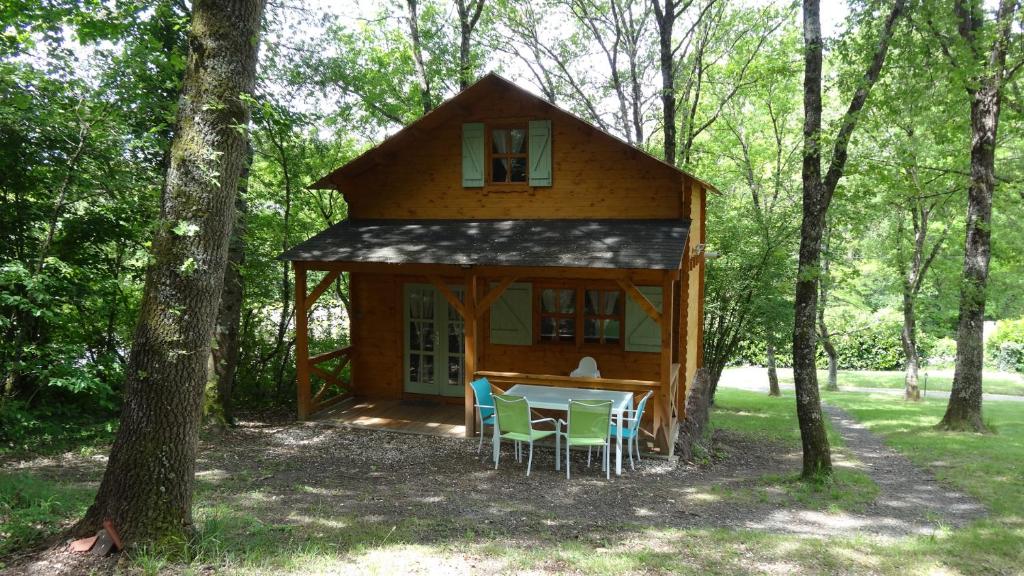 een klein huisje in het bos met een tafel en stoelen bij Le Clos de Mesvres in Civray-de-Touraine