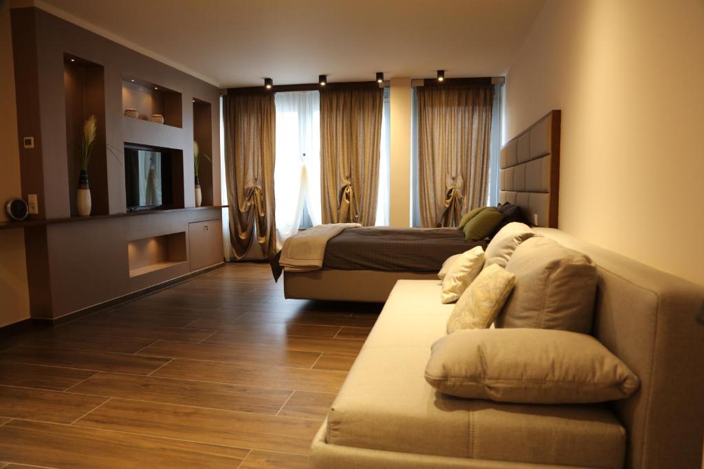 uma sala de estar com um sofá e uma cama em Sandheiderhof em Erkrath