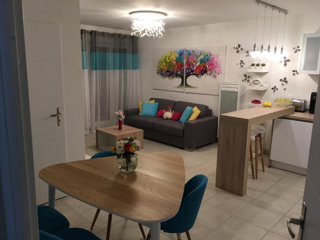 Il comprend un salon et une cuisine avec une table et un canapé. dans l'établissement Riviera Terrasse Nice, à Nice