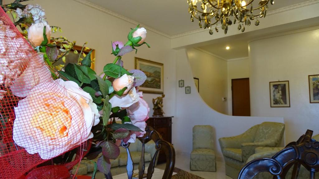 a living room with a vase with flowers in it at Casa Mare di Ponente in Erice