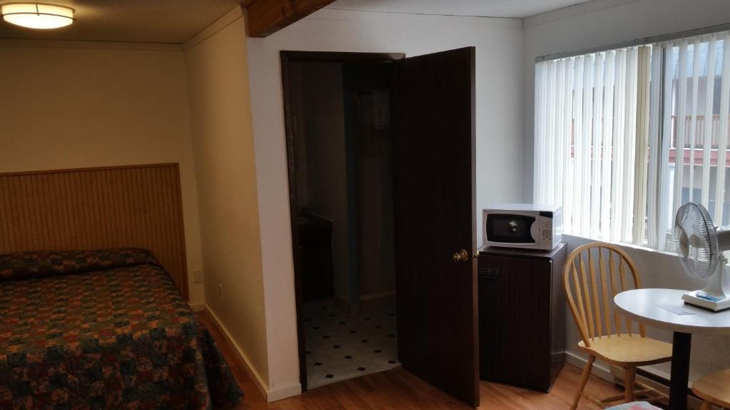 TV a/nebo společenská místnost v ubytování Heidi's Inn