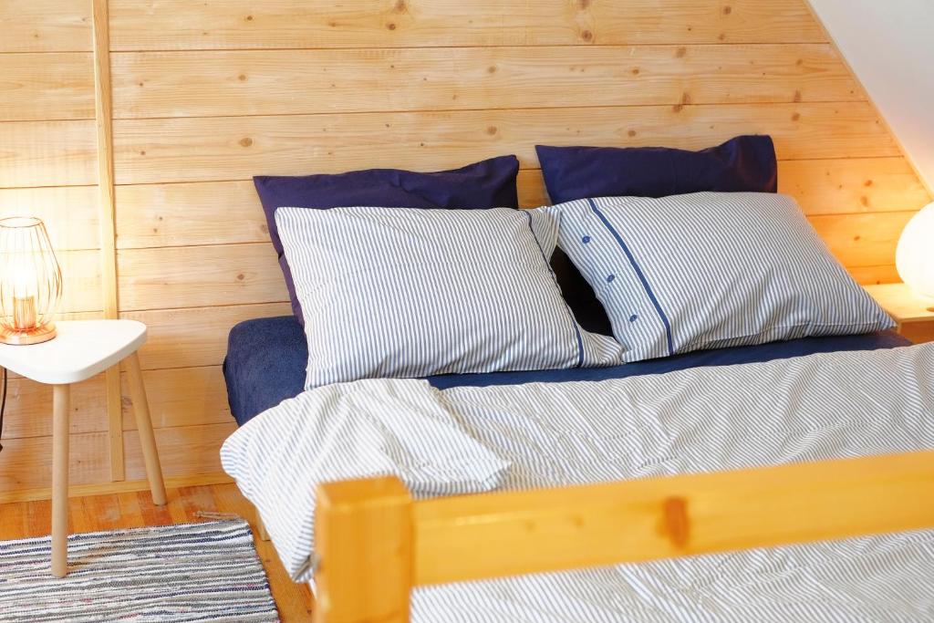 Postel nebo postele na pokoji v ubytování Domek Drewniany