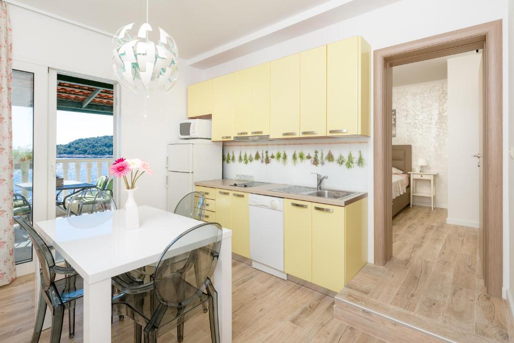 Kuchyňa alebo kuchynka v ubytovaní Superb Beachfront Luxury Seaview with Private Beach