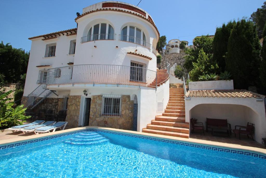 ベニッサにあるEl Atarceder-6 - sea view villa with private pool in Benissaのヴィラ(家の前にスイミングプール付)