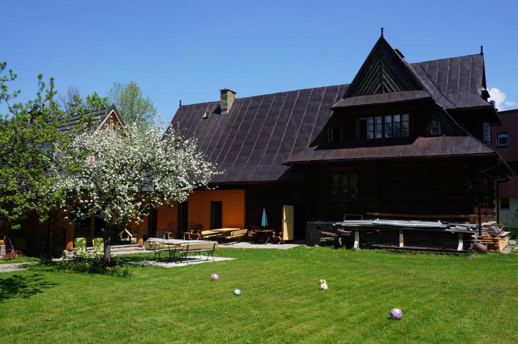 duży dom z dachem gambrel na podwórku w obiekcie Holiday Home Patchwork Barn w Zakopanem