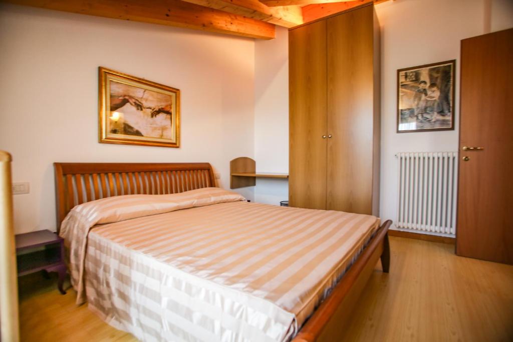 1 dormitorio con 1 cama en una habitación en Villa Gioiosa, en Piantedo