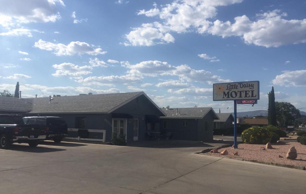 a sign for a motel in front of a house at Little Daisy Motel in Cottonwood