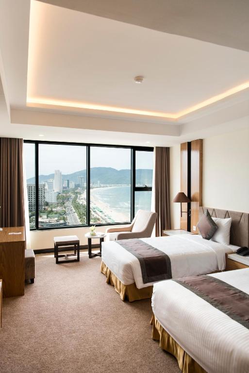 Giường trong phòng chung tại Muong Thanh Luxury Da Nang Hotel