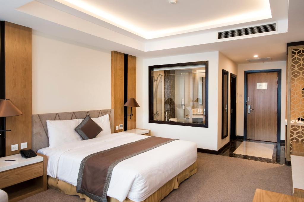 Giường trong phòng chung tại Muong Thanh Luxury Da Nang Hotel