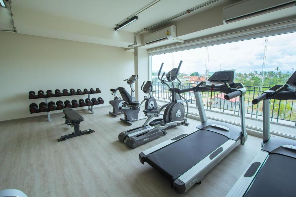 Fitness centrum a/nebo fitness zařízení v ubytování Panphuree Residence - SHA Extra Plus