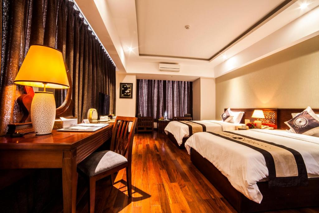 Postel nebo postele na pokoji v ubytování Moonlight Hotel Hue