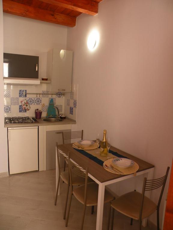 A kitchen or kitchenette at Al Blu Ortigia Apartments