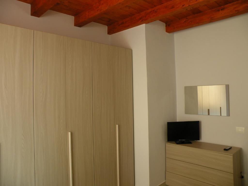 A television and/or entertainment centre at Al Blu Ortigia Apartments