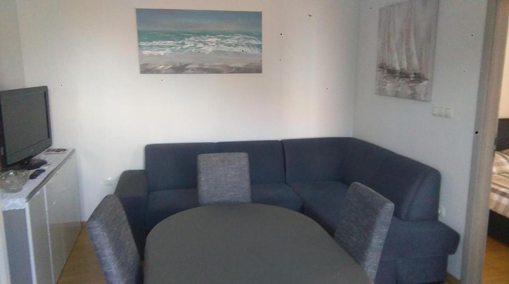 Televízia a/alebo spoločenská miestnosť v ubytovaní Centar Split Apartments Manuš