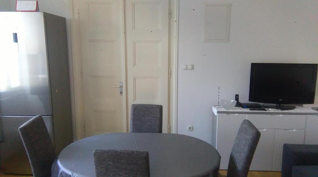 Televízia a/alebo spoločenská miestnosť v ubytovaní Centar Split Apartments Manuš