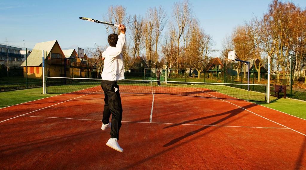 Tenis alebo squash v ubytovaní Hotel Wolin alebo jeho okolí