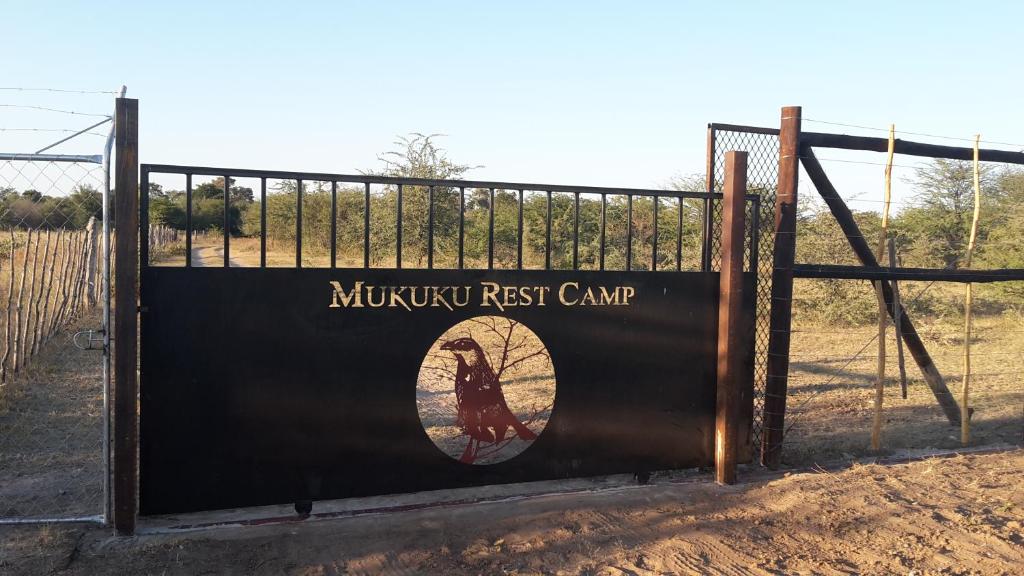 una señal para un campamento de descanso de montaña en una valla en Mukuku Rest Camp, en Shimweghe