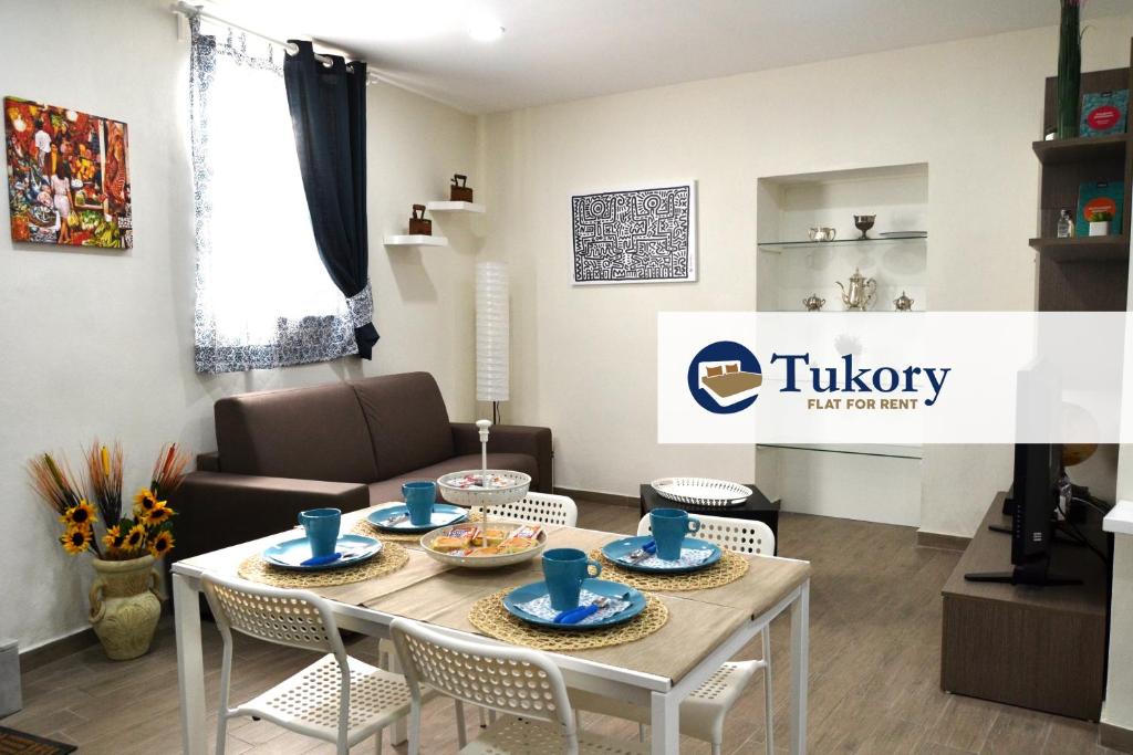 Tukory Flat في باليرمو: غرفة معيشة مع طاولة وكراسي