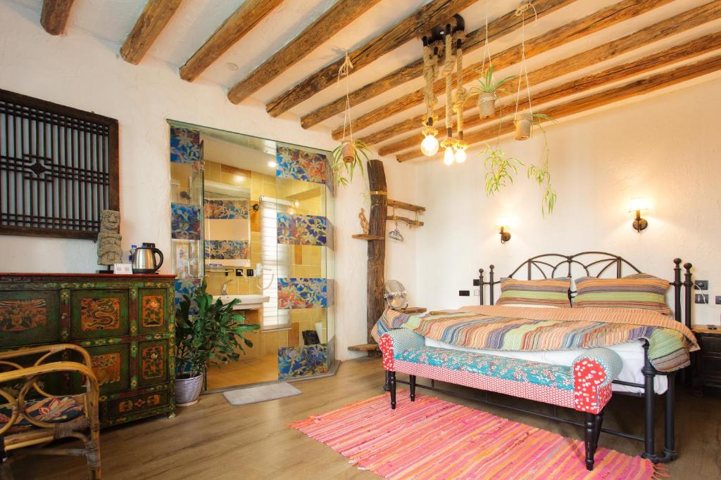 a bedroom with a bed and a dresser at Hidden Hotel in Dali