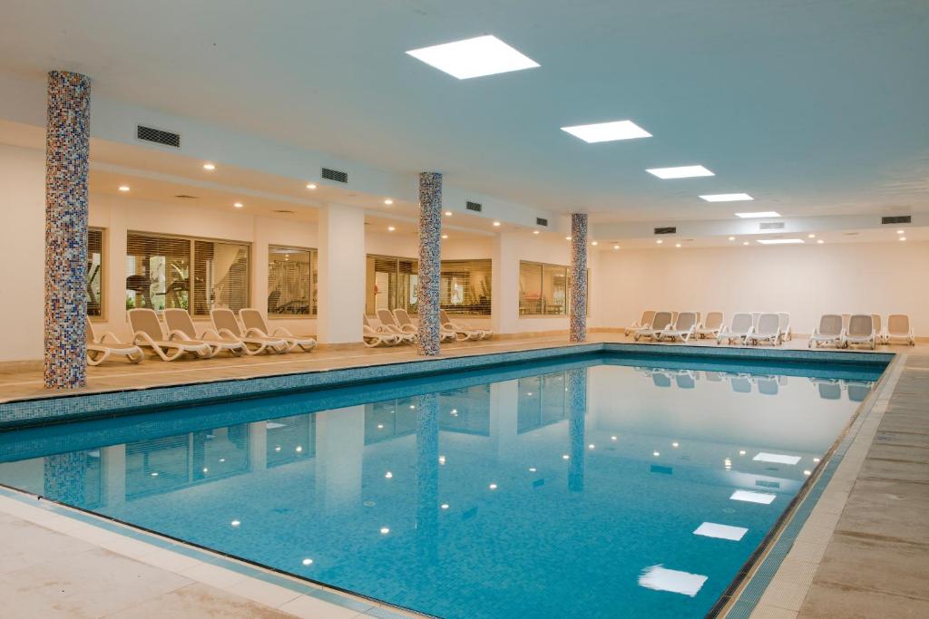Bazén v ubytování Barut B Suites nebo v jeho okolí