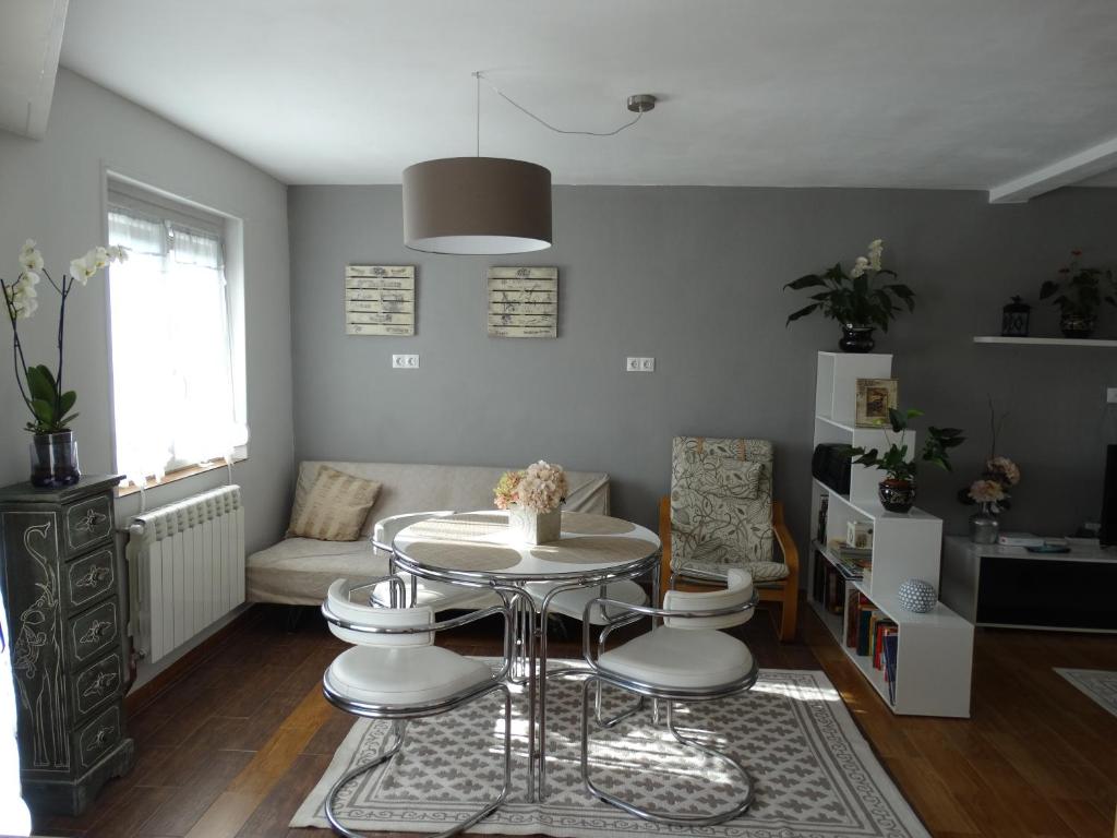 Apartamento Zurbarán في إرون: غرفة معيشة مع طاولة وبعض الكراسي