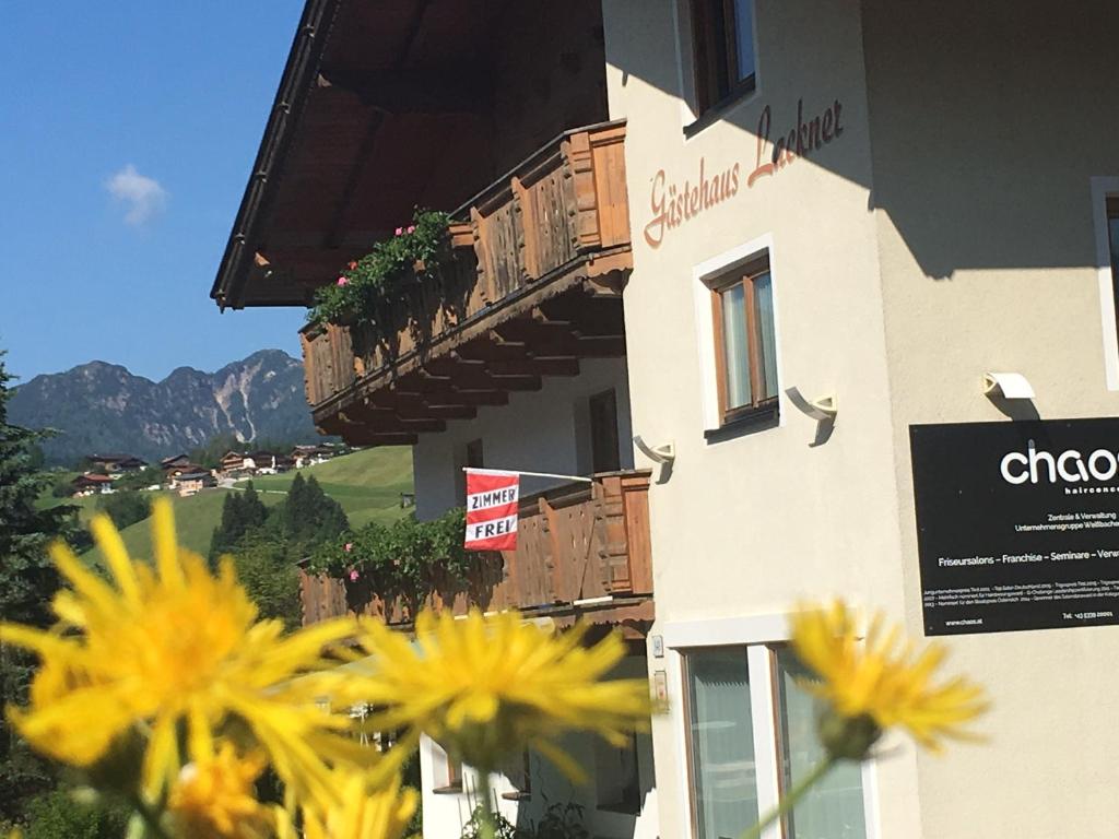 ein Gebäude mit gelben Blumen davor in der Unterkunft Gästehaus Lackner in Oberau